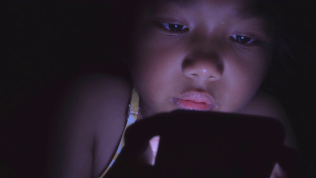 亚洲小女孩在床上用药片视频素材