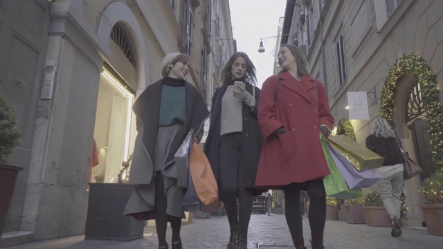 意大利罗马，妇女在冬季大减价期间购物视频下载