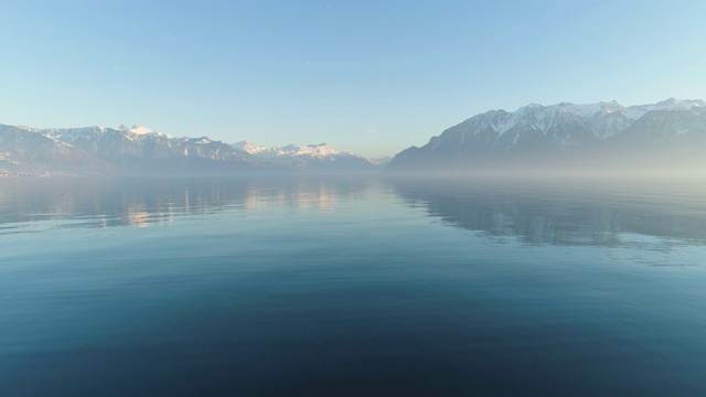 日内瓦湖和山脉。瑞士阿尔卑斯山。瑞士。空中拍摄视频素材