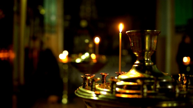 东正教教堂里，一只大烛台上燃烧着的小蜡烛视频素材