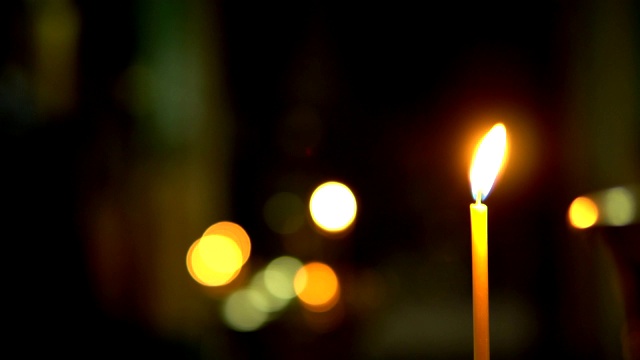 东正教教堂里孤独燃烧的蜡烛特写视频素材