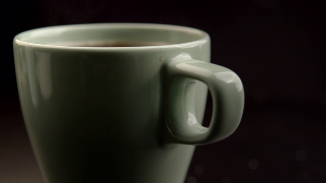 伸手拿起一杯热的黑咖啡视频素材