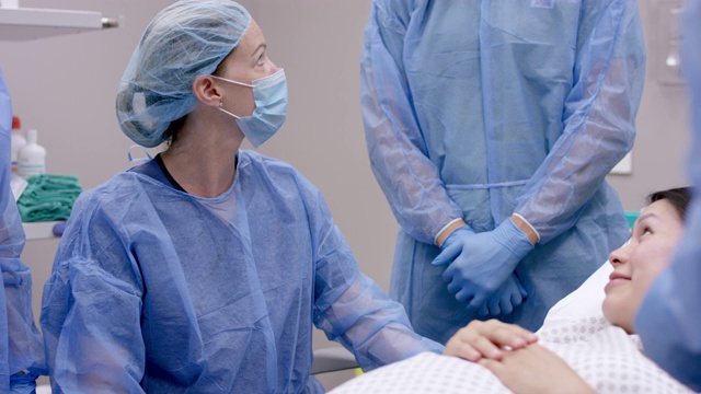 一名白人医生和她的手术团队为孕妇做手术视频下载
