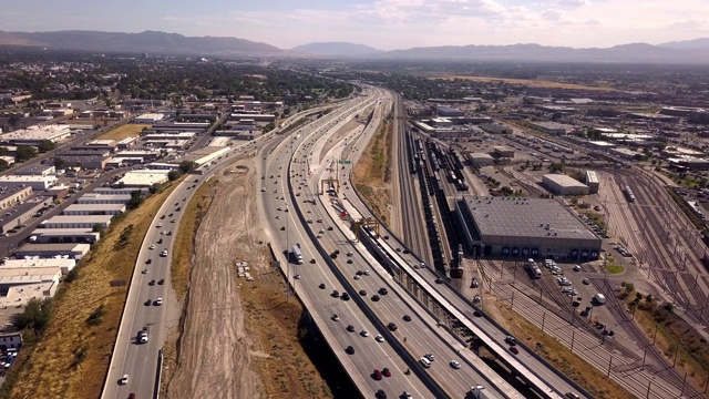 无人机拍摄的盐湖城周边的I-15、I-80通勤交通和道路建设视频素材