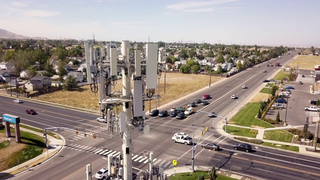 5G日落发射塔:用于移动电话和视频数据传输的蜂窝通信发射塔视频素材