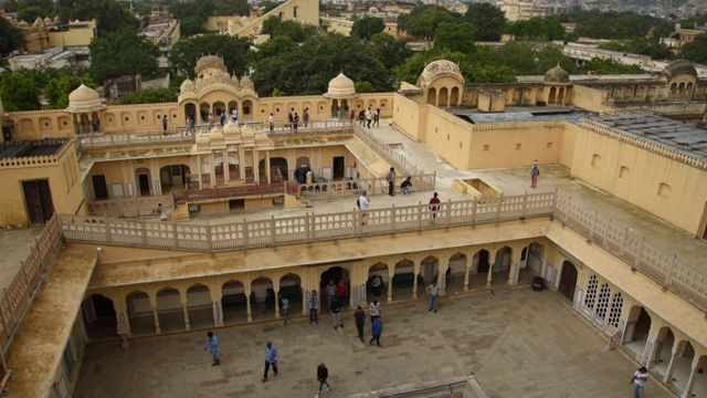 印度斋浦尔，游客在Hawa Mahal的庭院或风的宫殿。视频下载