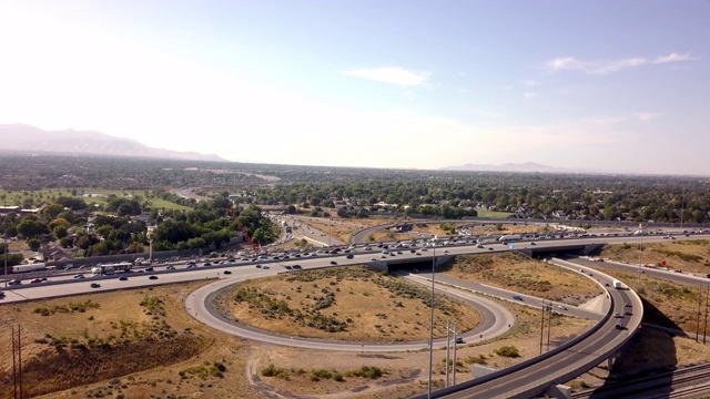 无人机俯瞰盐湖城的I-15和I-80号通勤交通和火车视频素材
