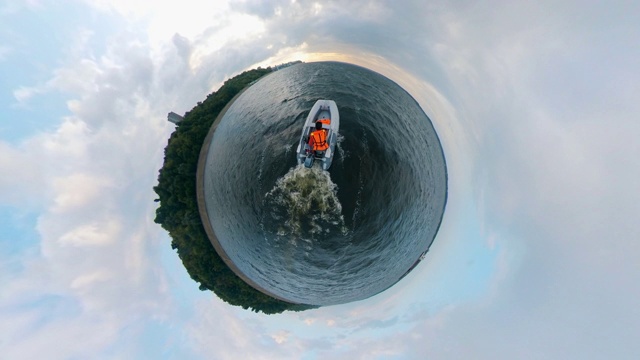 一个人漂浮在小艇上的360度全景图视频下载