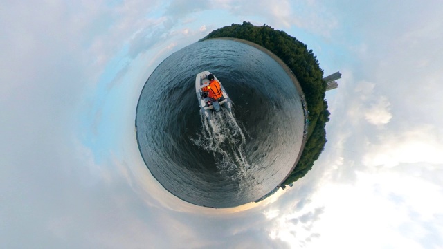 在360度全景图中，一艘充气船正在水上移动视频下载