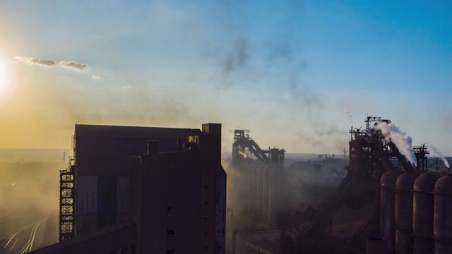 鸟瞰图。间隔拍摄。工厂的烟从管道里冒出来。生态受到威胁视频素材