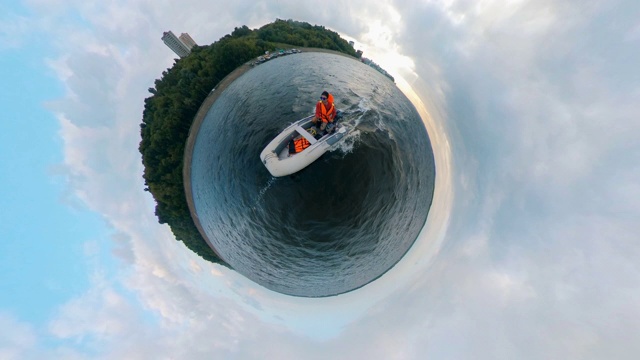 在360度全景图中，一名男子正在乘坐一艘充气船视频下载
