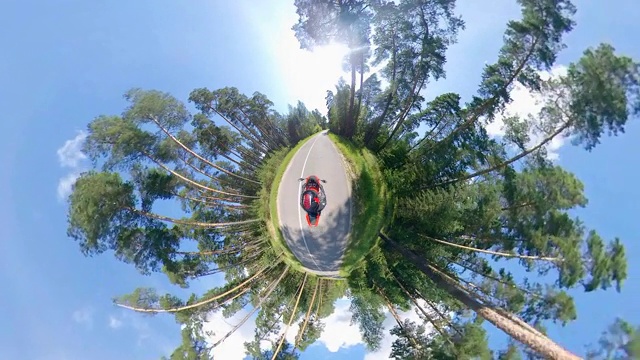 移动摩托车的360度全景图。公路上的摩托车。视频下载