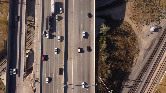 无人机拍摄的盐湖城周边的I-15、I-80通勤交通和道路建设视频素材