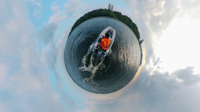 360度全景，一名男子驾驶着一艘小艇视频下载