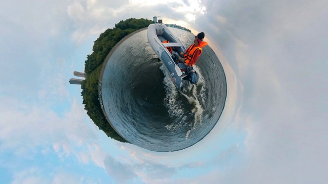 在360度全景图中，一个人在摩托艇上漂浮视频下载