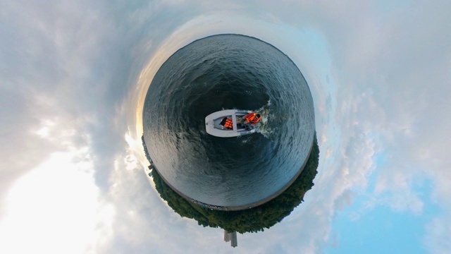 一个人驾驶摩托艇的360度全景图视频下载