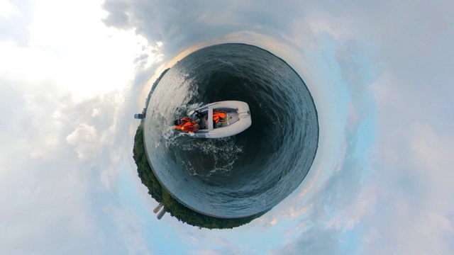 在360度全景图中，一名男子正在一艘小艇上航行视频下载