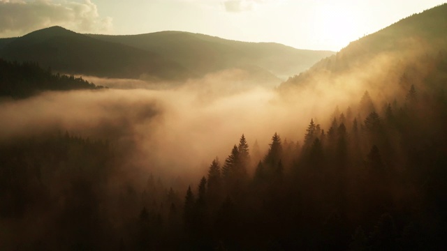 朦胧的日出在山上与美丽的天空。无人机视频视频下载