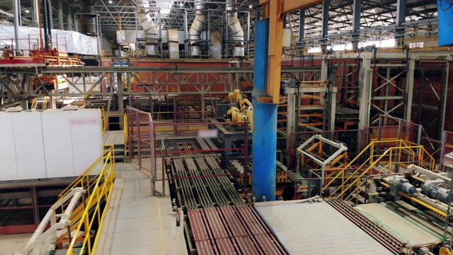 在砖厂工作的自动化工业机器。视频下载
