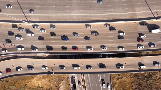无人机俯瞰盐湖城的I-15和I-80号通勤交通和火车视频下载