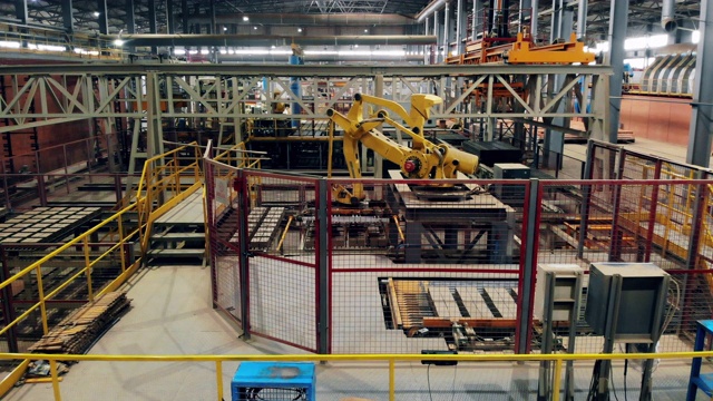 工厂内部，工业机器与传送带一起工作。视频下载