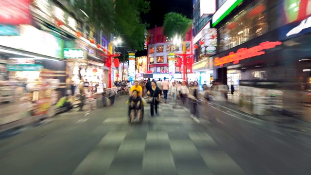 游客们在台北市中心拥挤的街道上行走和参观。台湾视频素材