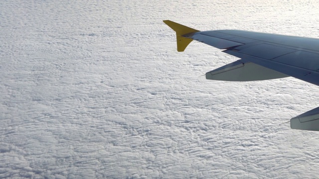 4K乘飞机旅行。飞行中的飞机机翼。美丽的天空。美妙的云视频素材