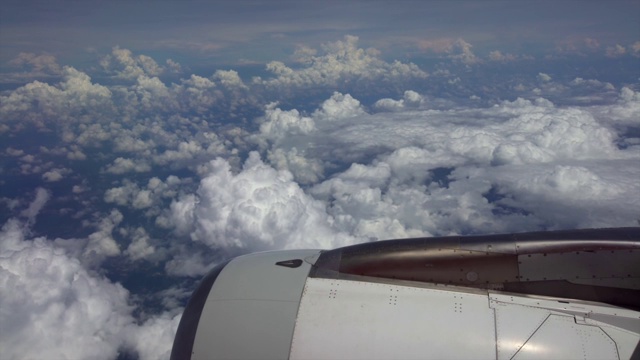 乘飞机旅行。涡轮飞机在美丽的天空中飞行的变焦视频素材