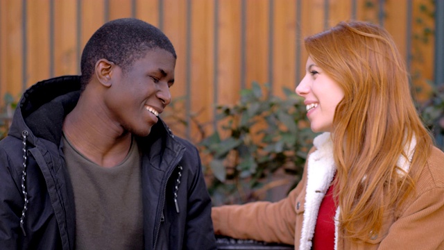 年轻的非洲男子拒绝在公园亲吻白人年轻女子。暗恋视频素材