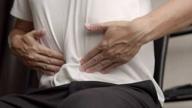 亚洲男人胃痛视频素材