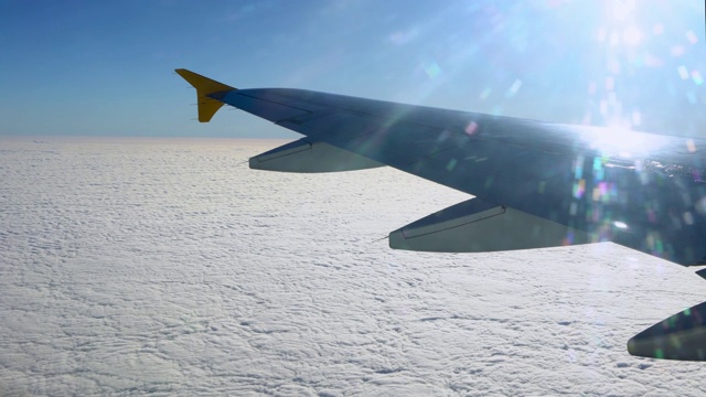 4K乘飞机旅行。飞行中的飞机机翼。美丽的天空。美妙的云视频素材