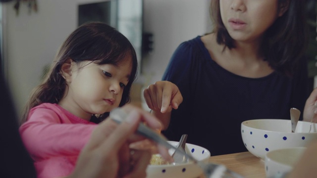 快乐的家庭和孩子们一起吃早餐视频素材