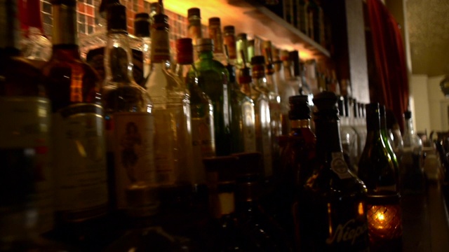 酒吧里摆满了酒瓶。视频下载