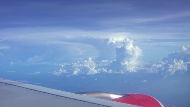 乘飞机旅行。涡轮和飞机机翼在飞行旅途中伴着美丽的天空视频素材