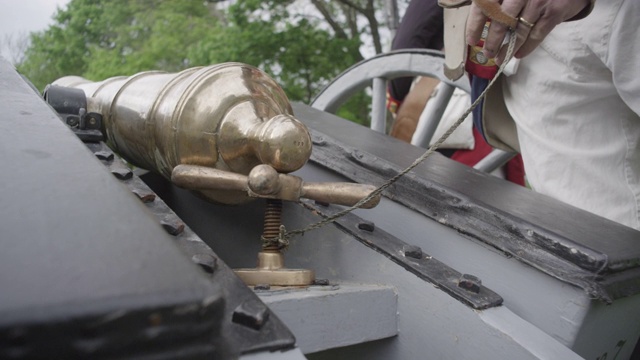 一名革命战争军官在大炮里装了一枚摩擦引火器，然后拉绳点火。视频下载