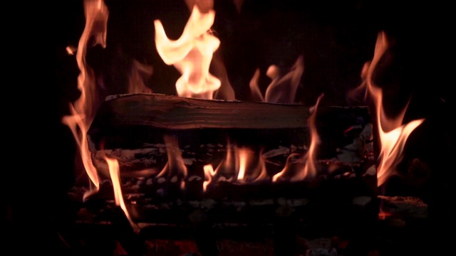 用实木燃烧的壁炉视频下载