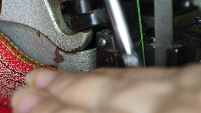 复古包缝机是工作微距全景拍摄视频素材