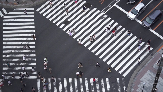 行人在日本东京的银座十字路口行走。视频素材