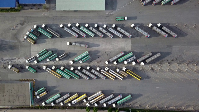 鸟瞰图是停在停车场等着运输石油的油车。视频下载