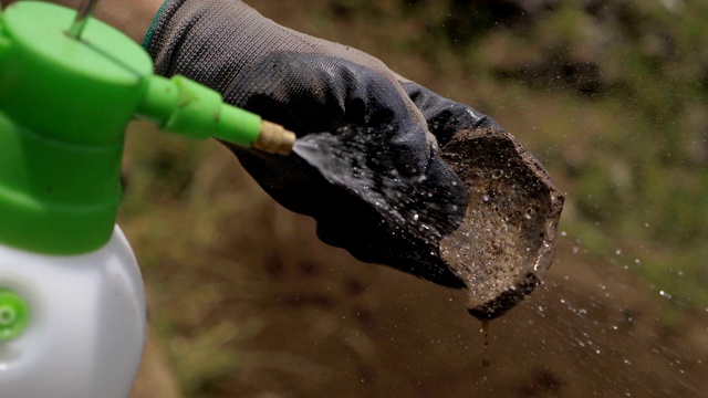 考古学家用水冲洗考古物品视频素材
