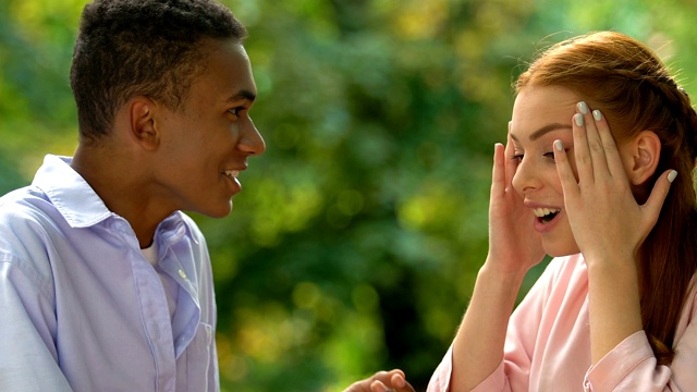 不满的多种族年轻夫妇情绪化地讨论关系在公园视频素材