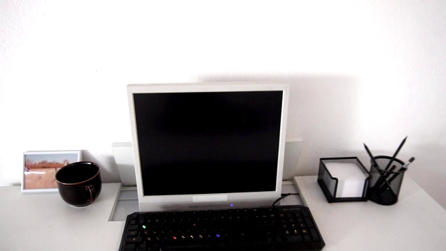 工作地点在一个白色洁净的房间里，桌上有一台电脑。视频下载