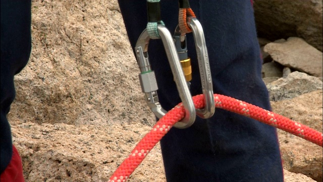 一根红色的绳子穿过登山设备。视频下载