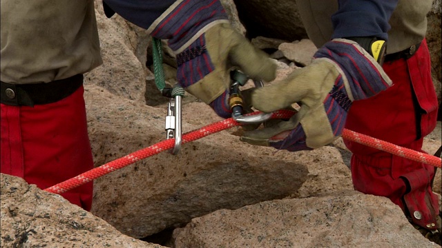 攀岩者固定绳索。视频素材