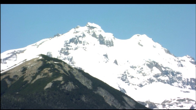 雪覆盖了一座山峰。视频下载