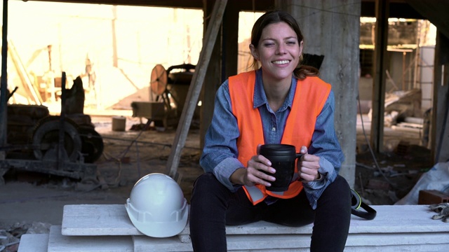 微笑的西班牙裔女工程师在现场拿着咖啡杯视频素材