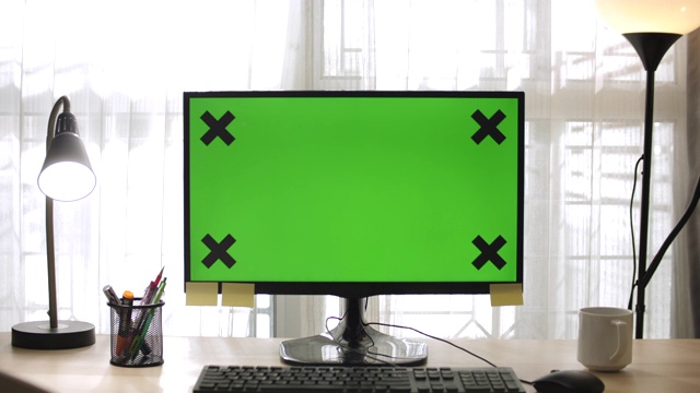 放大现代个人电脑的模型绿色屏幕显示站在客厅的桌子上视频下载
