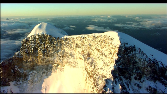 雪覆盖了岩石山峰。视频下载
