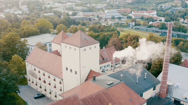 德国巴伐利亚州威亨斯特芬市世界上最古老的啤酒厂鸟瞰图视频下载