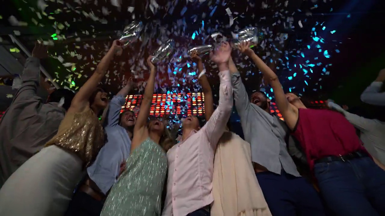 一群朋友在酒吧高喊2020年新年倒计时，兴奋地拥抱在一起视频下载